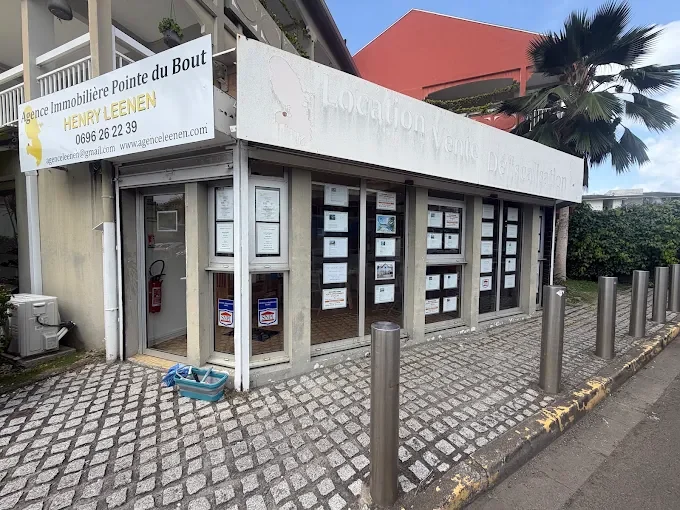 Vitrine d'agence immobilière à la Pointe du Bout, Les Trois-Îlets